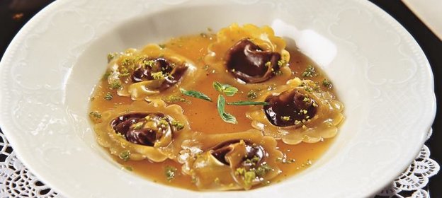 Шоколадные пельмени с манговым соусом