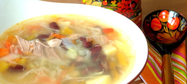 Щи из молодой капусты с фасолью и мясом птицы