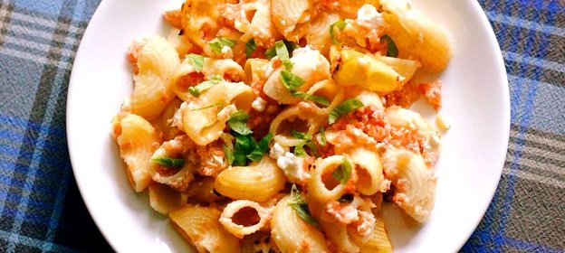 Макароны, запеченные с помидорами и брынзой