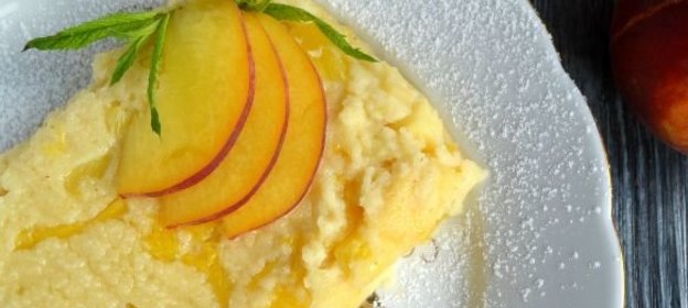 Манная запеканка с персиками