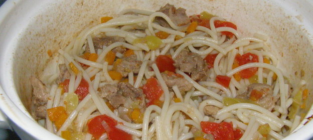 Свинина с макаронами в горшочке