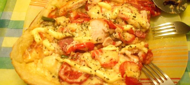 Быстрая пицца с копченой курицей и грибами