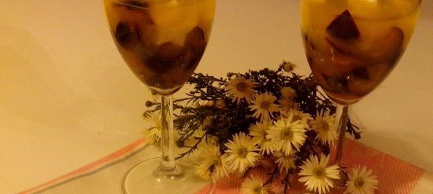 Апельсиновое желе со сливами