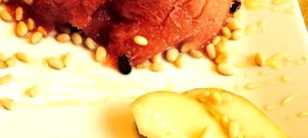 Десерт из арбуза и сыра