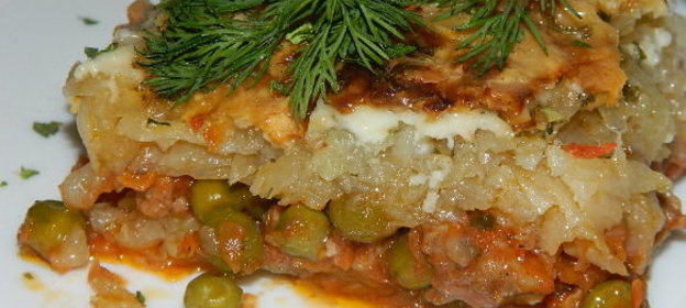 Картофельная запеканка с зеленым горошком и фаршем