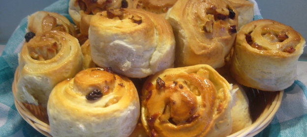 Булочки-улитки с яблоками, изюмом и орехами