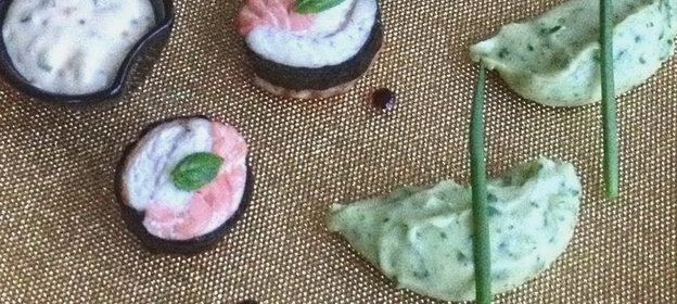 Рыбные медальоны Инь-ян с зеленым пюре, домашним тартаром и яблочной сальсой