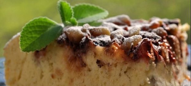 Клубничный кекс с кедровыми орешками