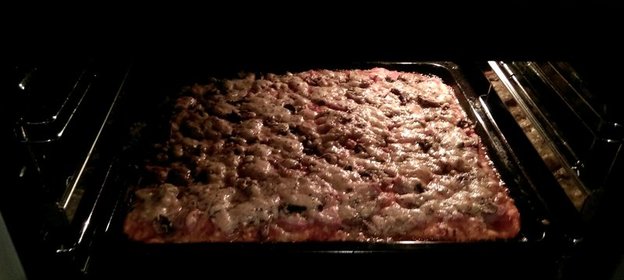 Пицца на тонкой основе с грибами и ветчиной