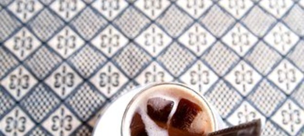 Холодный турецкий кофе с молоком и кардамоном