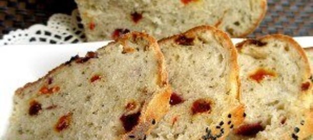 Хлеб с вялеными помидорами с базиликом и клюквой