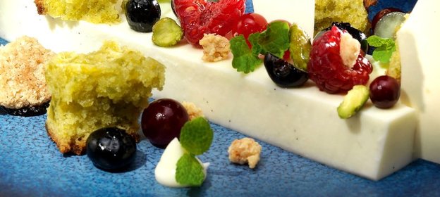 Йогуртовое желе с фисташковым кексом и ягодами