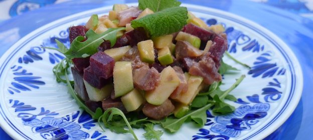 Салат по-староголландски из сельди с яблоками