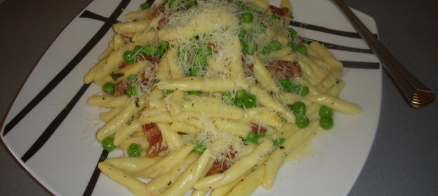 паста джигли c зелёным горошком и соусом карбонара