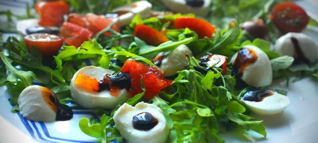 Капрезе с рукколой и вялеными помидорами