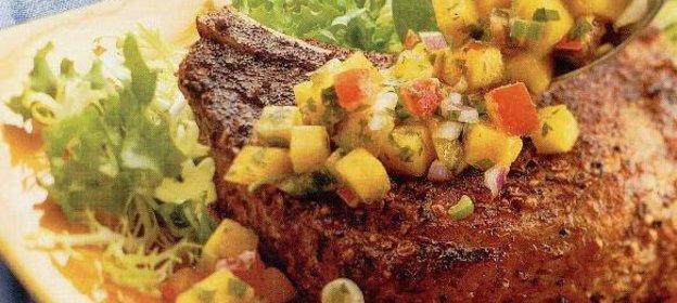 Пряная свинина и сальса с манго