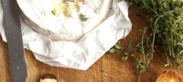 Печеный камамбер с тимьяном, чесноком и чесночным хлебом