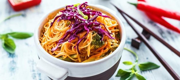 Рисовая лапша с соусом карри