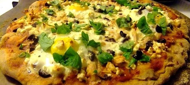 Пицца с курицей и яйцом