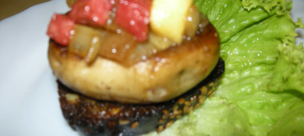 Морской карась жареный, фаршированный луком и яйцом