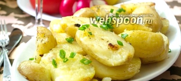 Молодая картошка, тушёная в бульоне и специях