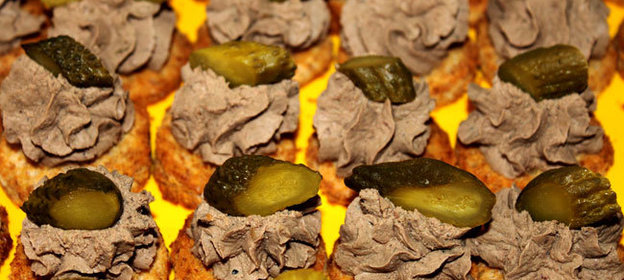 Парфе из куриной печени на хрустящих хлебных таллерах