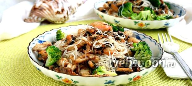 Морской коктейль с рисовой лапшой и брокколи