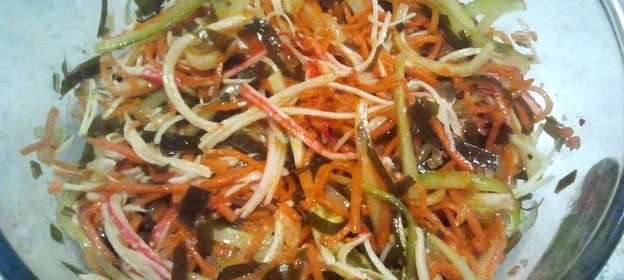 Салат с морской капустой и крабовыми палочками