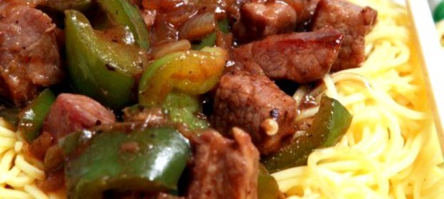 Рисовая лапша с говядиной, черной фасолью и перцем