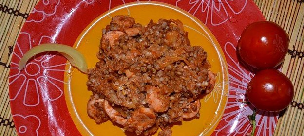 Гречка с овощами и сосисками
