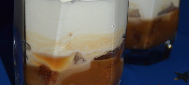 Банановый десерт с соусом из ирисок