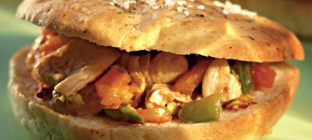 Булочки-фокачча с начинкой из курицы, овощей и фисташек