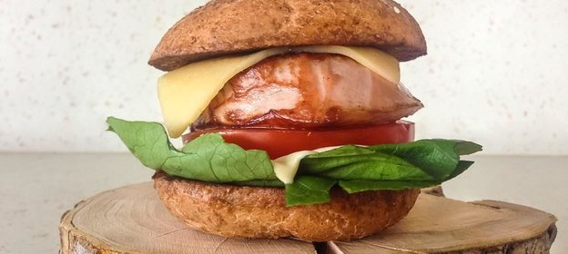 Бургер с вареной колбасой