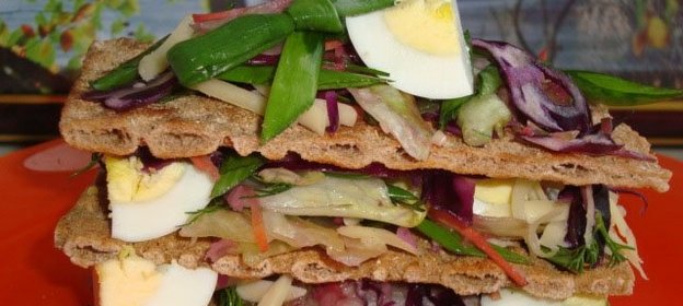 Салатный микс с ржаными хлебцами