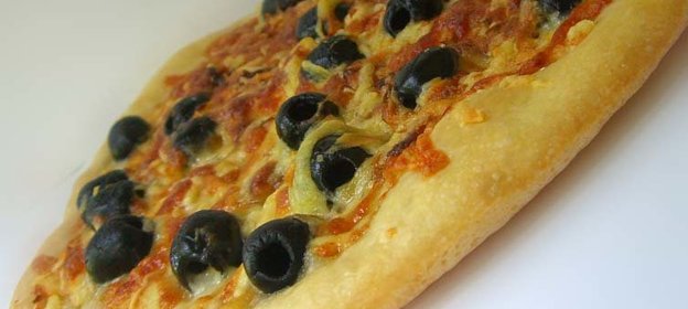 пицца с карамелизованным луком,копченым сыром и маслинами