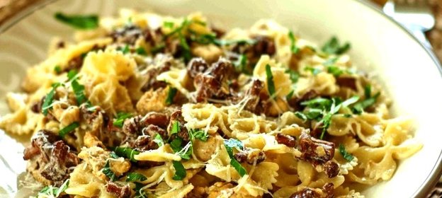 Паста с грибами и курицей в сливочном соусе