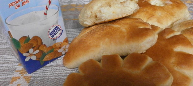 Нескучные ароматные булочки на миндальном молоке