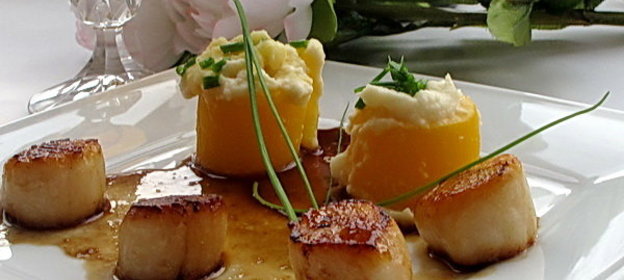 Морские гребешки с соусом из сладкого портвейна и с рулетиками из болгарского перца