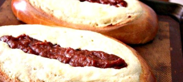 Хлеб с сыром и гуавой