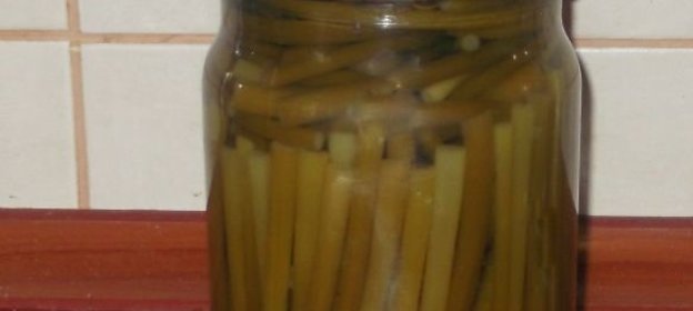 Салат из морской капусты с маринованным луком