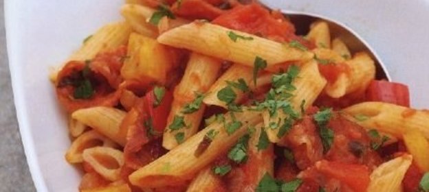 Паста с соусом из копченой колбасы и овощей