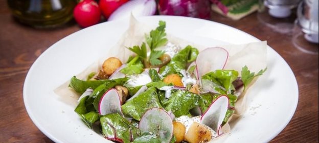 Теплый салат с белыми грибами, запеченым картофелем черри и листьями салата