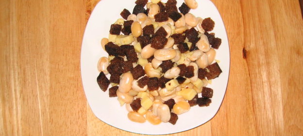 Салат с фасолью и чесноком