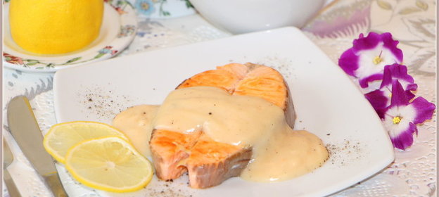 Лосось со сливочным соусом из белого шоколада