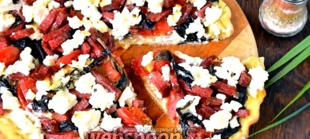 Пицца с сыром Сиртаки, колбасой, базиликом и помидорами