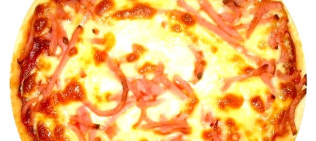 Пицца с колбасой и сыром