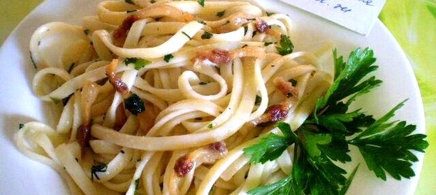 Лапша с салом и зеленью