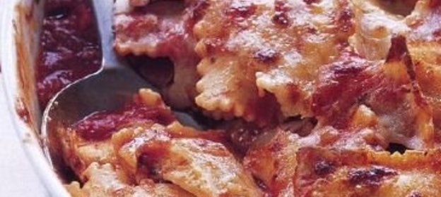 Пицца со свиными сардельками и перцем