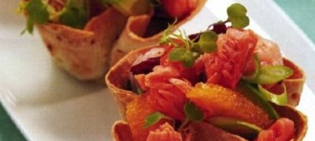 Лосось с креветками и авокадо в корзинках