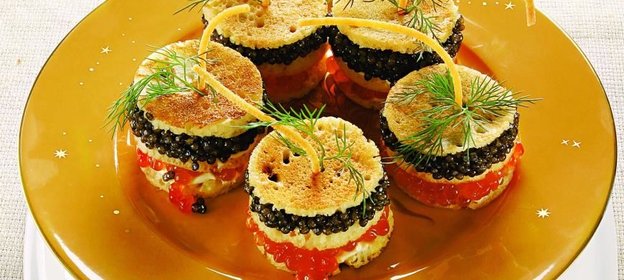 Оладьи-канапе с красной и черной икрой